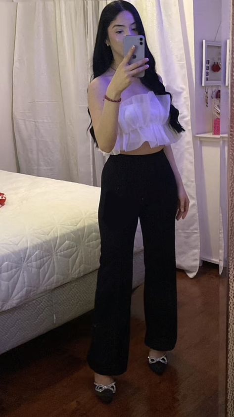 Fresita Outfits For Concert, White Top Black Bottom Outfit, Buchi Fresa Outfits, Outfits Buchi Fresa, Stylish Outfits Casual, Neat Casual Outfits, 90s Inspired Outfits, Latina Fashion Outfits, The Best Outfits