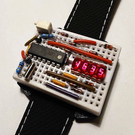 Iot Projects, Hobby Electronics, Raspberry Pi Projects, Fancy Watches, Cool Clocks, Electronics Mini Projects, Electronics Projects Diy, Geek Fashion, Arduino Projects