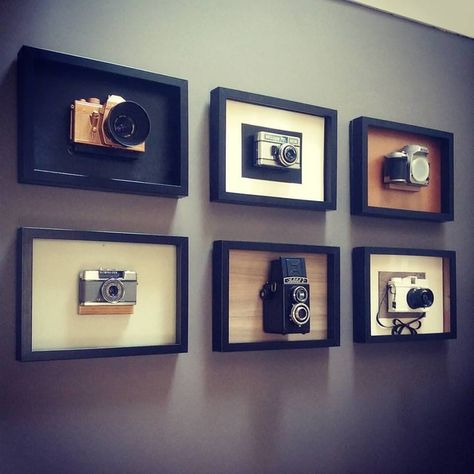 Photography Office Decoration, Camera Sculpture Art, Displaying Old Cameras Ideas, Display Vintage Cameras, Decorating With Vintage Cameras, Old Camera Decor, Vintage Camera Display Ideas, Framing Pictures Ideas, Old Camera Display Ideas