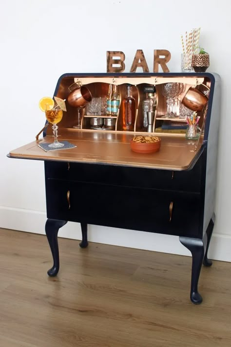 DIY Upcycling project - turn a writing bureauinto a cocktail cabinet for your festive parties Easy Upcycle, Muebles Shabby Chic, Writing Bureau, Drinks Bar, Upcycled Furniture Diy, Cocktail Cabinet, Diy Upcycling, Drinks Cabinet, Plywood Furniture