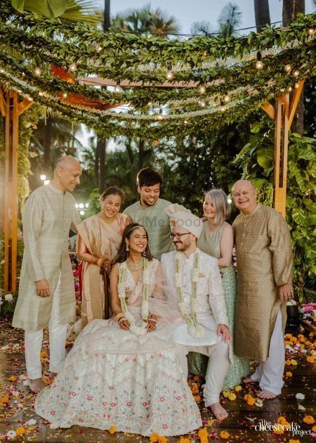 Wedding Ideas & Inspiration | Indian Wedding Photos Indian Wedding Family Portrait, Family Portraits Indian, Indian Wedding Family Photos, Indian Family Photoshoot, Indian Family Photography, Family Wedding Pictures, Indian American Weddings, Cocktail Wedding Reception, Hindu Ceremony