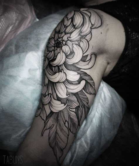 Chrysanthemum tattoo on the right shoulder. Tattoo Artist: Alex Tabuns Alex Tabuns, Crisantemo Tattoo, Chrysanthemum Tattoo, Tattoo Shoulder, Mens Shoulder Tattoo, Flower Tattoo Shoulder, True Tattoo, Irezumi Tattoos, Birth Flower Tattoos