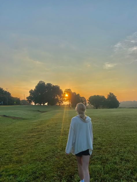 Early Morning Wake Up, Early Morning Person Aesthetic, Early Adulthood Aesthetic, Early Morning Photoshoot, Early Bird Aesthetic, Waking Up Aesthetic, Wake Up Aesthetic, Morning Person Aesthetic, Waking Up Early Aesthetic