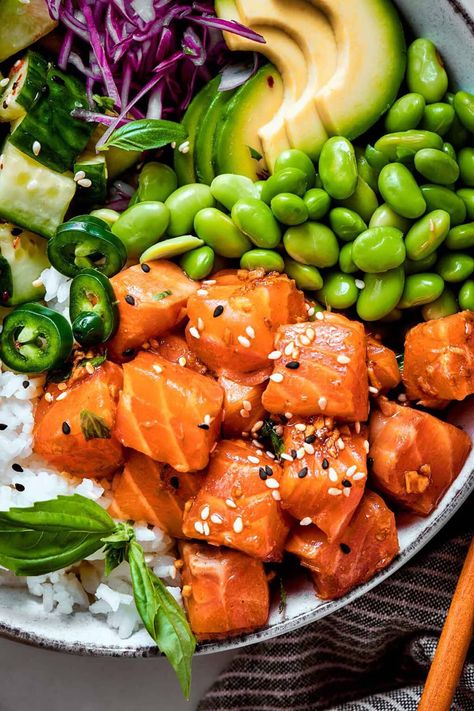 poke salmon bowl. Salmon Edamame, Salmon Poke Bowl Recipe, Salmon Poke Bowl, Lemon Pepper Salmon, Poke Recipe, Poke Bowl Recipe, Salmon Poke, Marinated Salmon, Salmon Bowl