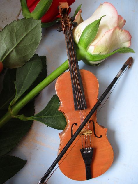 Diy Violin Craft, Violin Craft, Decorate Violin, Diy Cardboard Crafts, Violin Decoration, Violin Vibrato Tutorial, Glitzy Glam, Crafts Home, Diy Cardboard