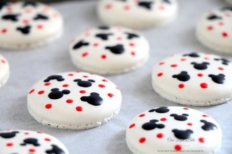 ♡M o n i q u e.M Mickey Mouse Macarons, French Baking, Disney Recipes, Cupcake Shops, Mickey Birthday, Disney Cakes, Party Treats, Disney Food, Baking Tips