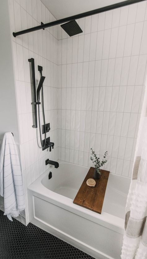 Black And White Bathroom Remodel, Modern Black And White Bathroom, White Bathroom Remodel, Black And White Bathroom, Bad Inspiration, Aesthetic Bathroom, Hall Bathroom, Bathroom Remodel Shower, Bathroom Remodel Designs