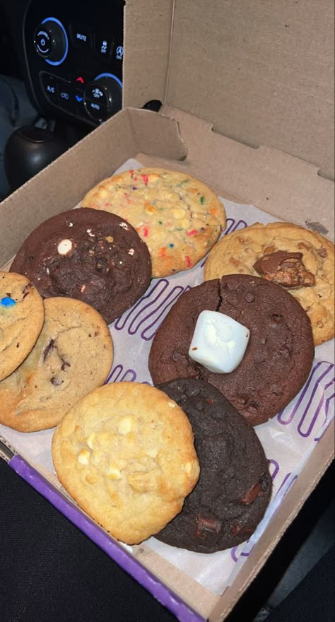 Insomnia Cookies, Sweet Foods, Soul Food Dinner, Junk Food Snacks, Food Babe, Aesthetic Life, Food Drinks Dessert, Food Videos Desserts, Unhealthy Food