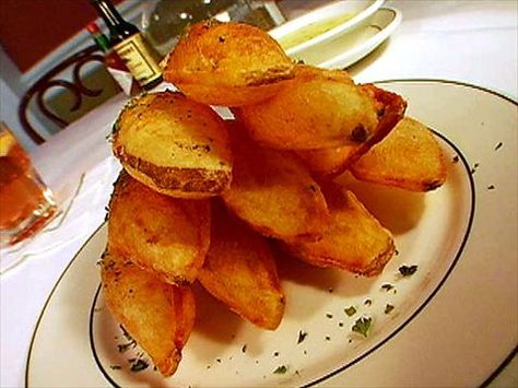 Plain old fries can't hold a candle to Galatoire's puffy pommes souffles. Potato Souffle, Video Food, Loaded Sweet Potato, Easy Potato Recipes, Low Carb Vegetarian Recipes, Creole Recipes, Snacks Dishes, Easy Summer Meals, Savory Appetizer