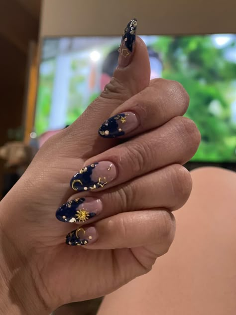 Sun And Moon Almond Nails, Sun And Moon Nails Short, Dark Blue And Gold Nail Designs, Dark Blue With Gold Nails, Eclipse Nail Ideas, Navy Blue And Gold Nails Short, Gold And Dark Blue Nails, Dark Blue Celestial Nails, Sun And Moon Acrylic Nails