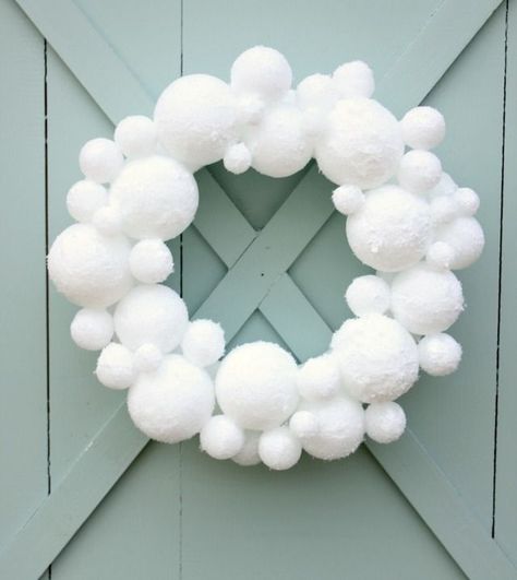 How to make a snowball wreath Snowball Wreath, Modern Wreaths, Fun Christmas Wreaths, Make Your Own Wreath, Winter Wreath Diy, Modern Wreath, White Wreath, Wreath Diy, Ceramic Ideas