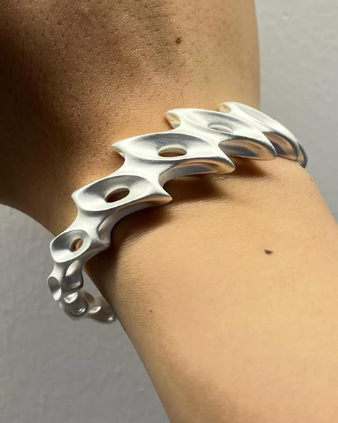 Y-KIND | “BONE-A” bracelet #accessories #3dprinting #bracelet #ring #jewelry | Instagram Metallic Accessories Fashion, 3d Printed Fashion Accessories, 3d Printing Ideas Useful, Parametric Jewelry, Skin Branding, 3d Print Jewelry, Futuristic Accessories, Futuristic Inspiration, Futuristic Jewelry