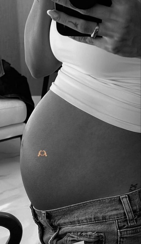 Vom Avea Un Copil, Cute Pregnancy Photos, Baby Bump Pictures, Pregnancy Belly Photos, Cute Pregnancy Pictures, Mommy And Baby Pictures, Belly Photos, Baby Announcement Pictures, A Pregnant Woman