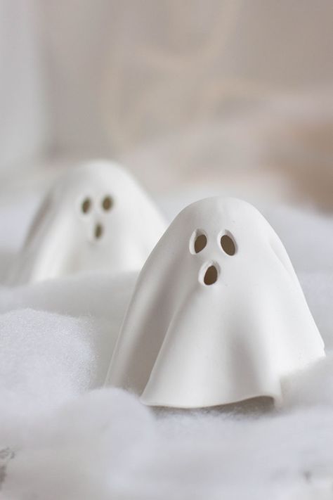 Clay Ghosts, Ghosts For Halloween, Clay Pumpkins, Clay Ghost, Bricolage Halloween, Ghost Crafts, Ghost Diy, Halloween Clay, 2023 Halloween