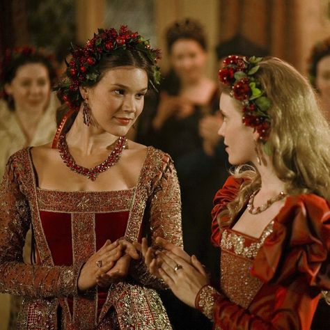 Joss Stone as Anne of Cleves, Tamzin Merchant as Katherine Howard Tamzin Merchant, Tudor Series, The Tudors Tv Show, Katherine Howard, Tudor Fashion, Pretty Costume, Anne Of Cleves, Joss Stone, Royal Core