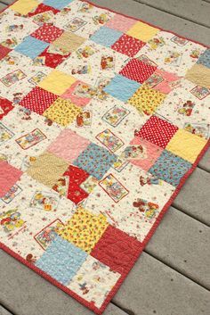 Simple Four Patch Baby Quilt 4 Patch Quilt, Quick Quilts, Charm Pack Quilts, Sewing Quilts, Diy Bebe, Baby Quilt Patterns, Childrens Quilts, Quilt Squares