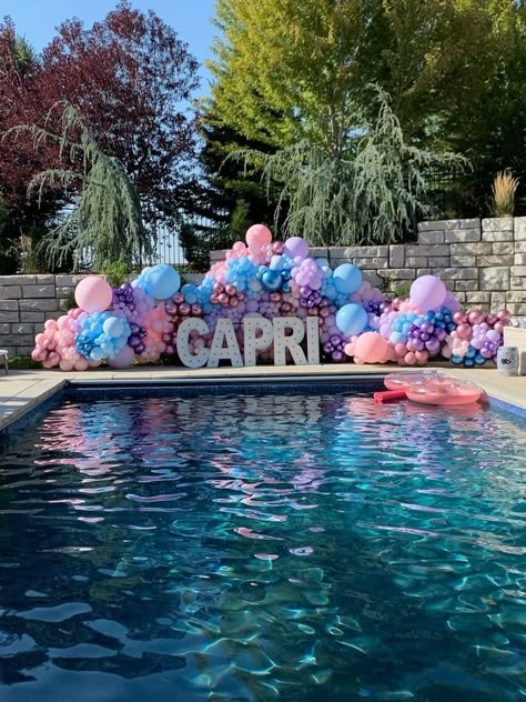 Birthday Themes Pool Party, Pink And Blue Pool Party, Swimming Pool Party Decorations, Birthday Swimming Party Ideas, Birthday Party Pool Decorations, Pool Birthday Aesthetic, Balloon Pool Decor, Poolside Balloon Decor, Birthday Pool Decorations