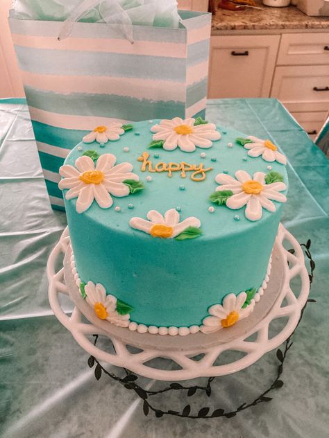 birthday cake with the word "happy" and daisy icing flowers Mamma Mia Disco, Vsco Quotes, Minimalism Inspiration, Birthday 17, Nails Photography, Pool Cake, 2022 Quotes, 14th Birthday Cakes, 17 Birthday Cake