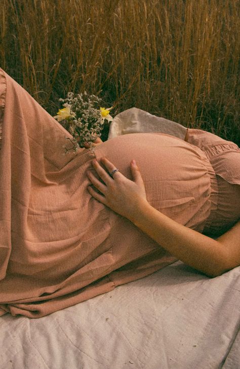 Antique Maternity Pictures, Maternity Pictures Woman Only, Maternity Pictures Props, Earthy Maternity Shoot, Cinematic Maternity Shoot, Maternity Pictures Aesthetic, Whimsical Maternity Photos, Maternity Pose Ideas, Film Maternity Photos