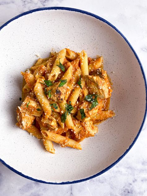 Perfect Chicken Penne Alla Vodka Vodka Pasta With Chicken, Penne Alla Vodka With Chicken, Dressing Sauce Recipes, Penne A La Vodka, Chicken Big, Penne Vodka, Keto Intermittent Fasting, Eat More Chicken, Penne Alla Vodka