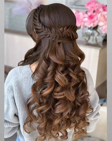 26 Gorgeous Bridal Hairstyles To Draw Inspiration From Find inspiration for hair on your special day. Discover stunning bridal hairstyles for every hair length, style, and face shape in this post. Glass Hair, Hair Style Vedio, Hoco Hair Ideas Medium, Long Hair Wedding Styles, Hair Up Styles, Hairdo For Long Hair, Short Hair Styles Easy, Easy Hairstyles For Long Hair, Wedding Hairstyles For Long Hair