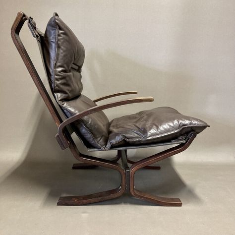 Period: 1950. Description: leather armchair with its suspended structure and Scandinavian design (the price is for one piece and I own three of them). Material: leather. Dimensions: height: 42 cm seat and 90 cm back / width: 80 cm / length: 80 cm. Condition: very good except for a few slight traces of wear (nothing to report). Suspended Structure, Furniture Concept, Black Leather Armchair, Sheepskin Chair, Art Deco Armchair, Armchair With Ottoman, Streetwear Inspo, Teak Armchair, Scandinavian Color