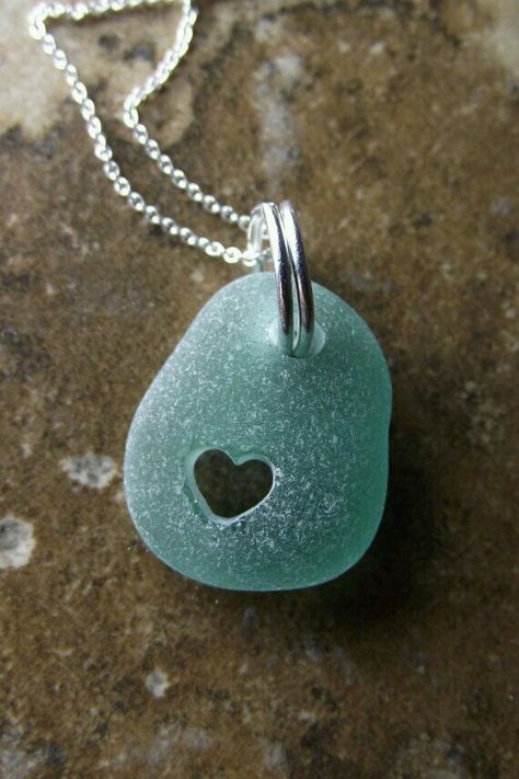 Sea Glass Jewelry Diy, Sea Glass Art Diy, Beach Stones Jewelry, Sea Glass Art Projects, Beach Glass Crafts, Love Hand, Sea Crafts, Carved Heart, Beachglass Jewelry