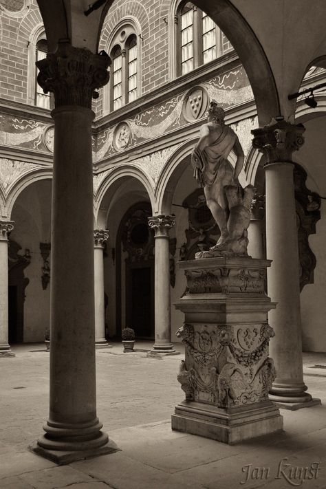 Italian Buildings Architecture, Palazzo Medici Riccardi, Rome Pictures, Greco Roman, Italian Architecture, Art Premier, European Architecture, Italy Aesthetic, Baroque Architecture