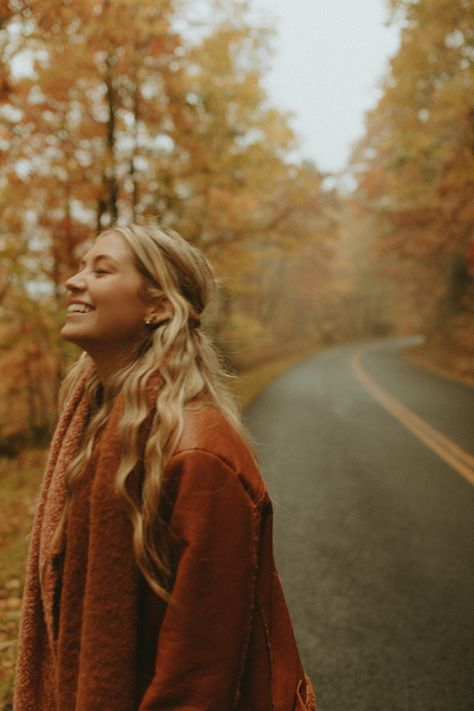 Female Fall Photoshoot Ideas, Fall Foliage Outfit, Fall Winter Senior Pictures, Fall College Senior Pictures, Fall Road Photoshoot, Single Fall Photoshoot Ideas, Photoshoot Ideas Outside Fall, Rainy Fall Photoshoot, Fall Self Portrait Photography