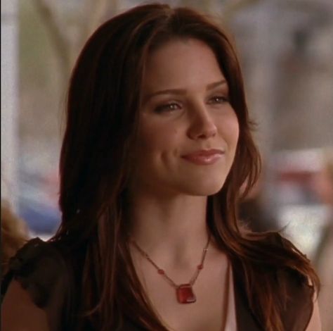 Brooke From One Tree Hill, Brooke Davis One Tree Hill Aesthetic, One Tree Hill Makeup, Brooke One Tree Hill Hair, Brooke Davis Hair Season 1, Brooke Character, Brook One Tree Hill, Brook Davis Aesthetic, Brook Davis Hair