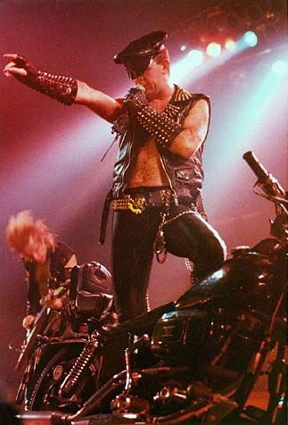 Rob Halford, Judas Priest... He brought the style of black leather with studs into heavy metal. Rob Halford, Jeff Beck, Heavy Metal Rock, Musica Rock, Rock N’roll, Heavy Metal Music, Judas Priest, I'm With The Band, Mötley Crüe