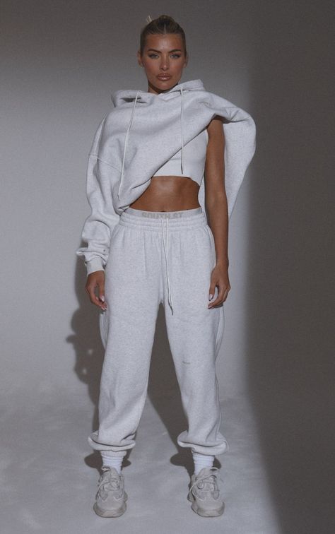 Loungewear Photoshoot Ideas, Sweatpants Photoshoot, Cozy Set Outfit, Hoodie Poses, Streetwear Photoshoot Ideas, Streetwear Photoshoot, Denim Cargo Pants, Sweatpants Outfit, Sweatsuit Set