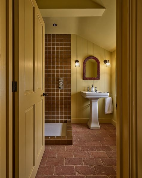 We're loving the Autumnal tones in this bathroom 🍂 @capietra's Marlborough Terracotta Brick floor tile are hardwearing and durable, giving a warm, welcoming earthiness, perfect for the cosy season! Shop the range on our website 🛍️ #periodpropertystore #periodproperty #autumn #autumncolors #bathroom #capietra #capietratiles #terracotta Two Toned Tile Bathroom, Terracotta Bathroom Paint, Terracotta Floor Bedroom, Quarry Tile Bathroom, Terracotta Floor Bathroom, Orange Tile Bathroom, Terracotta Bathroom Tiles, Terracotta Tile Bathroom, Terracotta Bathroom Floor