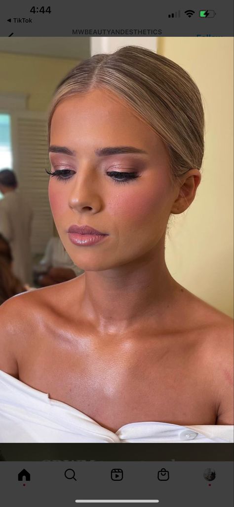 Fun Bridal Makeup Looks, Soft Glam Eye Makeup Blue Eyes, Soft Makeup Look Blue Eyes, Natural Wedding Makeup Blonde Hair, Bridesmaid Makeup For Pink Dress, Soft Glam Makeup For Wedding, Glossy Wedding Makeup, Bride Eyeshadow, Pink Bridesmaid Makeup