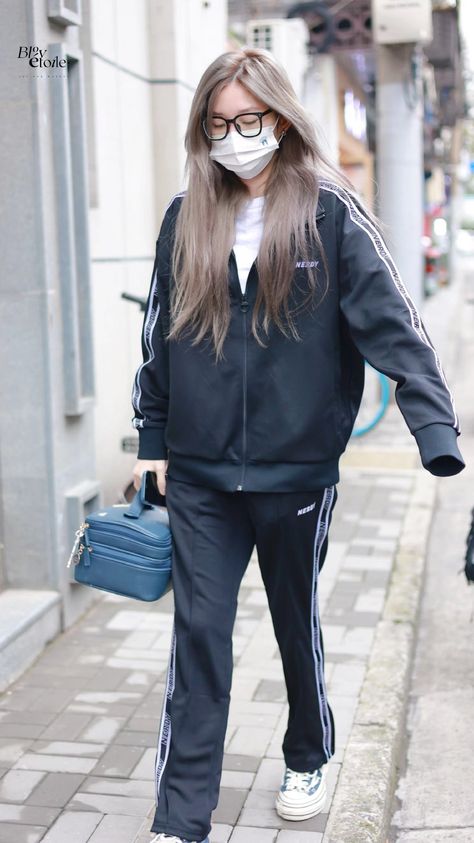 Student Outfit, Tomboy Style Outfits, Student Fashion, Tomboy Fashion, International Students, Korean Outfits, Bomber Jacket, Actresses, Fashion Outfits