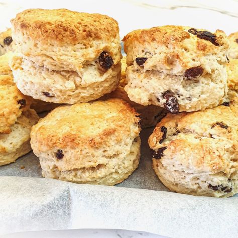 Sultana Scones, Recipe Conversions, Fluffy Light, Easy Bread Recipes, Baking Tray, Scone Recipe, Juicy Fruit, Bread Recipes Homemade, Cream Recipes