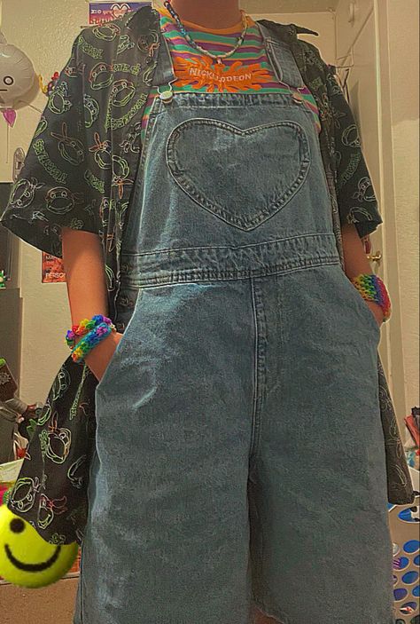 Kidcore Outfit Overalls, Kidcore Clothes Aesthetic, Cute Childish Outfits, Weirdcore Outfit Ideas, Indie Core, Kidcore Fashion Men, Arcadecore Outfits, Kidcore Outfit Boy, Weirdcore Aesthetic Outfits