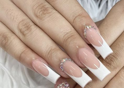 White French Tip Nails With Rhinestones On Ring Finger, Cute White French Tip Nails With Diamonds, French Tip Nails With Stones, White French With Gems, White French Tip Nails With Diamonds, French With Diamonds Nails, French Tip With Stones, French Nails Rhinestones, French Nails With Stones