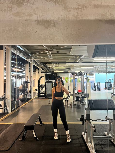 Mirror Selfie Poses Couple, Face Poses For Selfie, Converse Gym Outfit, Gym Mirror Selfie, Face Poses, Gym Mirror, Girls Lifting, Gym For Beginners, Weight Gain Workout