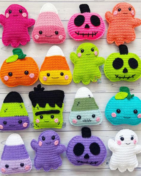 Rainbow order & bright colors for the win – even in Halloween crochet patterns! Want to grab your own copy of the Mini Halloween Bundle? Comment “bundle” and we’ll send you the info. (If you’re not a follower, you may have to accept the message request) #halloweencrochetpatterns #halloweenamigurumipatterns #crochetbeginner #beginnercrochet #kawaiicrochet #kawaiiamigurumitutorial #crochetinspiration #learntocrochet #learnamigurumi #amigurumidolls #amigurumilover #crochetinstagram #crochettu... Small Crochet Halloween Gifts, Small Halloween Crochet Projects, Small Crochet Toys, Dark Crochet, Crocheted Halloween, Crochet Halloween Patterns Free, Crochet Kindness, Crochet Skull, Rainbow Order