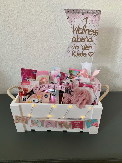 Ein Wellnessabend in der Kiste als Geschenk für eine Freundin, die Mama, die Schwester, eine Kollegin, usw. Zum Beispiel zum Geburtstag, zu Weihnachten, zum Muttertag, zum Frauentag. Gift Baskets For Her, Bff Gifts Diy, Diy Anniversary, Diy Birthday Gifts For Friends, Gift Inspo, Cute Birthday Gift, Diy Presents, Birthday Gifts For Best Friend, Happy B Day