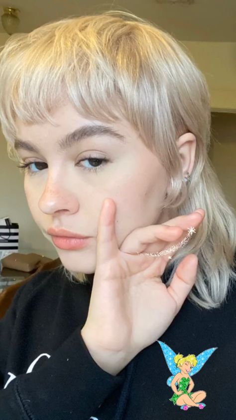 enya umanzor enjajaja Queer Haircut, Emo Haircuts, Rat Girl, Enya Umanzor, Mullet Hairstyle, Prom Hairstyles, Fur Fashion, Girl Crushes, Aesthetic Hair