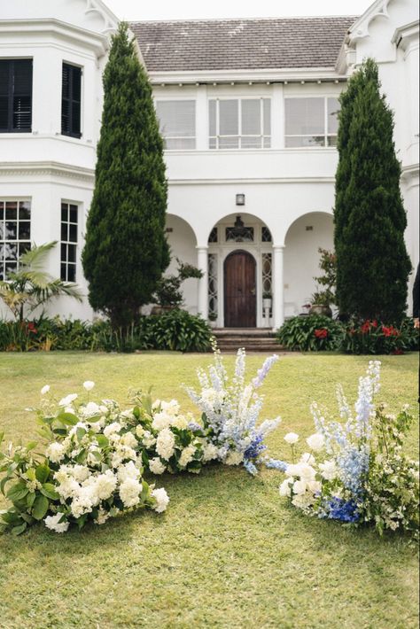 Arbor Arrangement Wedding, Grounded Wedding Flowers, Wedding Altar Floral Arrangements, Wedding Ceremony Florals On Ground, Hydrangea Wedding Alter, Wedding Alter Flowers Outdoor, Garden Wedding Design Ideas, Ground Alter Flowers, Ground Flowers Wedding Ceremony