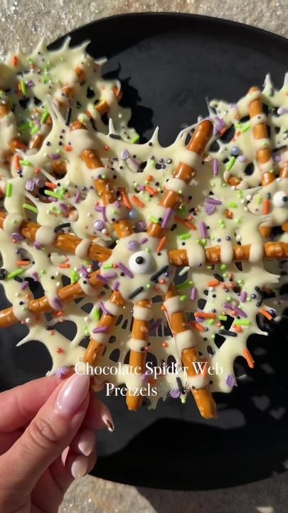 Spider Pretzels Easy Halloween, Spider Web Chocolate Covered Pretzels, Spiderweb Pretzel Rods, Halloween Spider Pretzels, Chocolate Spider Web Pretzels, Spiderweb Chocolate Pretzels, Chocolate Pretzel Spider Webs, Spider Web Pretzels White Chocolate, Spiderweb Pretzels