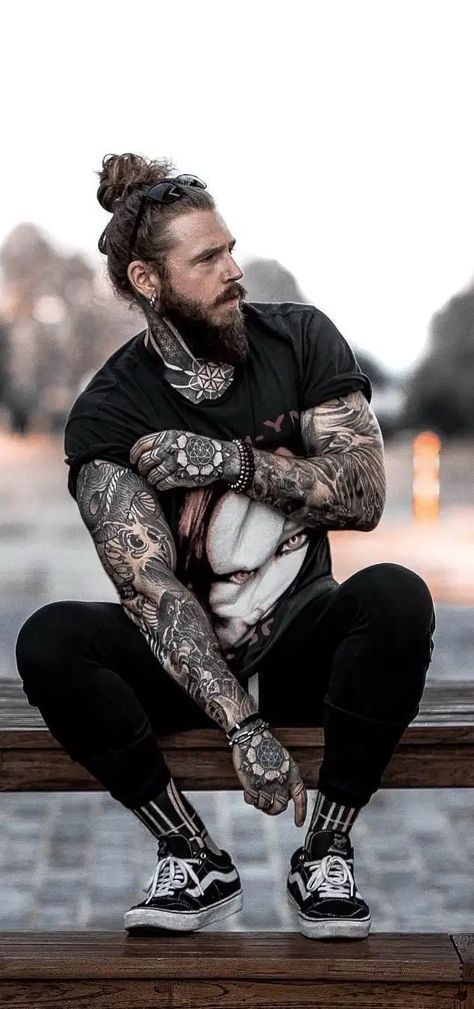 Bearded Men Costumes, Tattooed Man, Bald Men With Beards, Men Outfit Ideas, Long Hair Beard, Mens Hairstyles With Beard, Estilo Hipster, Black Men Beards, Hipster Beard