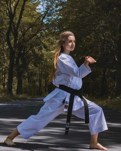 Kyokushin Karate, Female Martial Artists, Karate Martial Arts, Exercise Videos, Martial Arts Girl, Karate Girl, Martial Arts Women, Hapkido, Yoga Exercise