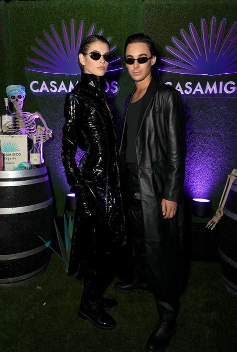 Kaia Gerber and Travis Jackson as Trinity and Neo from *The Matrix* (2022) Matrix Costume, Easy Halloween Costumes Kids, Duo Dress, Popular Halloween Costumes, Best Celebrity Halloween Costumes, Celebrity Halloween, Hollywood Costume, Celebrity Halloween Costumes, Black Halloween Dress