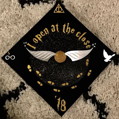 Graduation Cap Designs Naruto, Cap Decoration Graduation Harry Potter, Graduation Cap Ideas Harry Potter, Designs For Graduation Caps, Harry Potter Cap Decoration Graduation, Slytherin Graduation Cap, Harry Potter Graduation Cap Designs, Grad Cap Ideas Harry Potter, Book Themed Graduation Cap