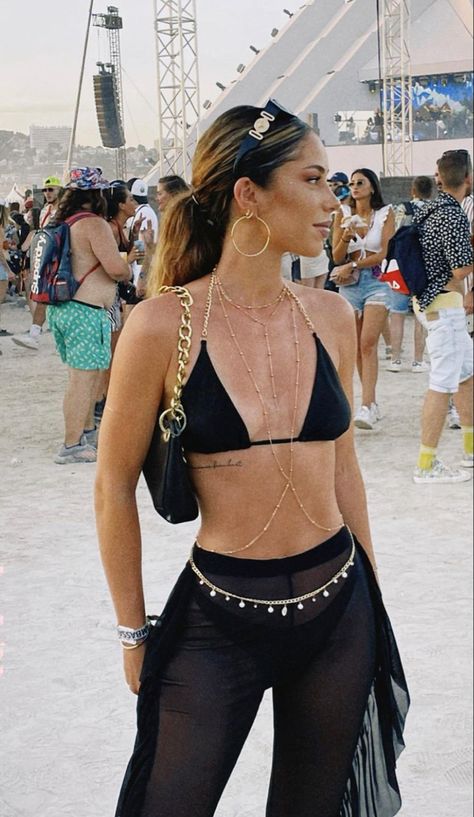 Fuego Fuego Outfit, Coachella Beach Outfit, Festival Outfits Jean Shorts, Body Chain Festival Outfit, Bathing Suit Festival Outfit, Festival Swimsuit Outfit, Coachella Inspo Outfit, Tortuga Outfit Music Festivals, Mesh Pants Outfit Festival