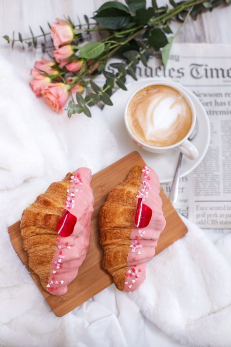 Raspberry croissants #vday #pitchounbakery French Croissant Aesthetic, Pretty Croissant, Croissant Bouquet, Crosaint Recipes, Pink Croissant, Raspberry Croissant, Strawberry Croissant, French Tea Parties, Bunny Bread